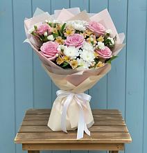 Букет цветов из:  Гвоздики, Орхидеи и Розы в Урени