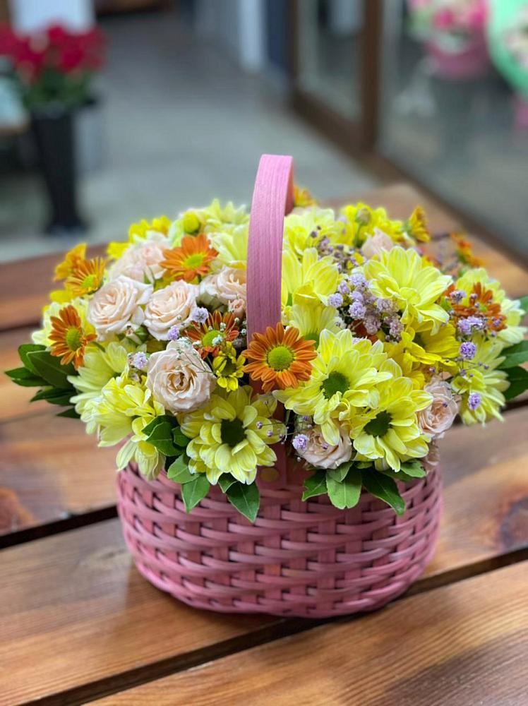Цветочная композиция из Хризантемы и Розы в корзине в Урени