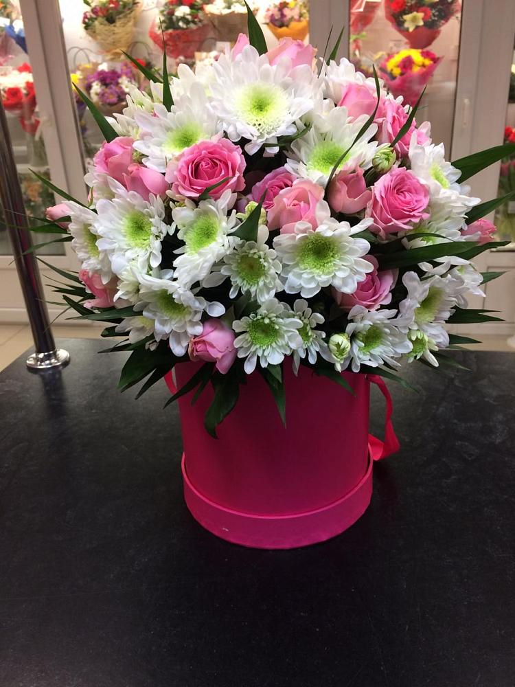 Цветочная композиция из Розы и Хризантемы в шляпной коробке в Урени