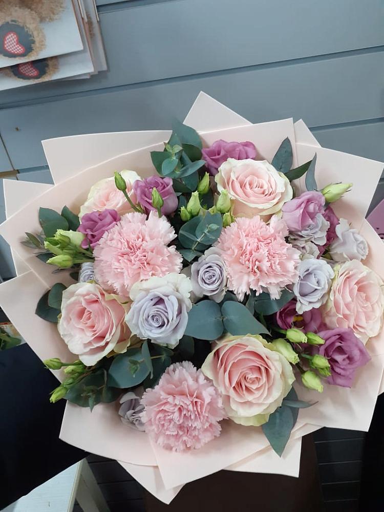 Букет цветов из: Розы, Гвоздики и Лизиантусы в Урени