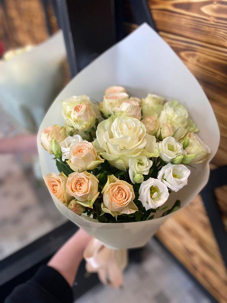 Букет цветов из: Розы и Лизиантусы в Урени